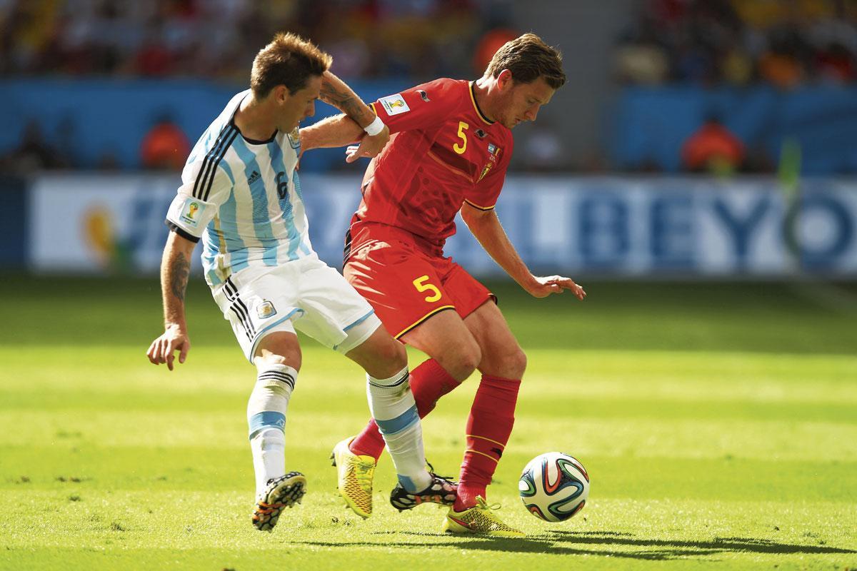 Jan Vertonghen in duel met Lucas Biglia tijdens de kwartfinale tegen Argentinië.