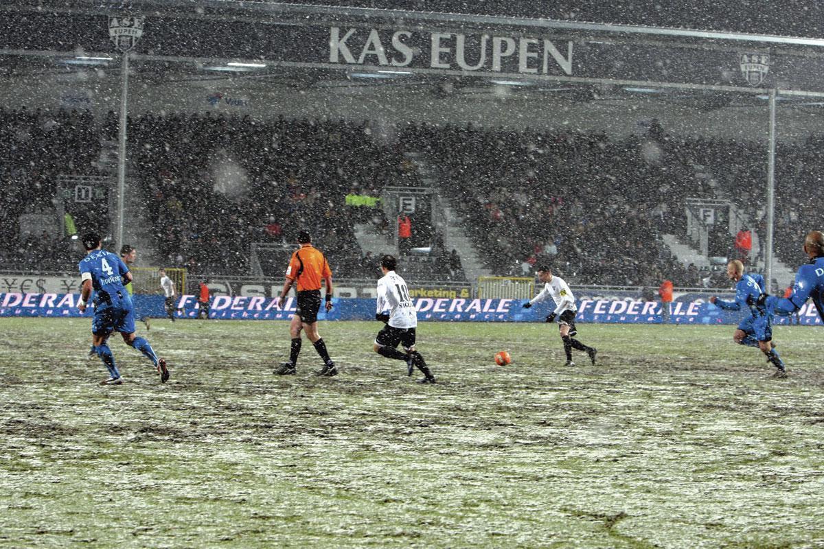 Voetbal in het Kehrwegstadion gaat in de winter vaak gepaard met een ondergesneeuwd veld, zoals hier in 2011 tegen Club Brugge.