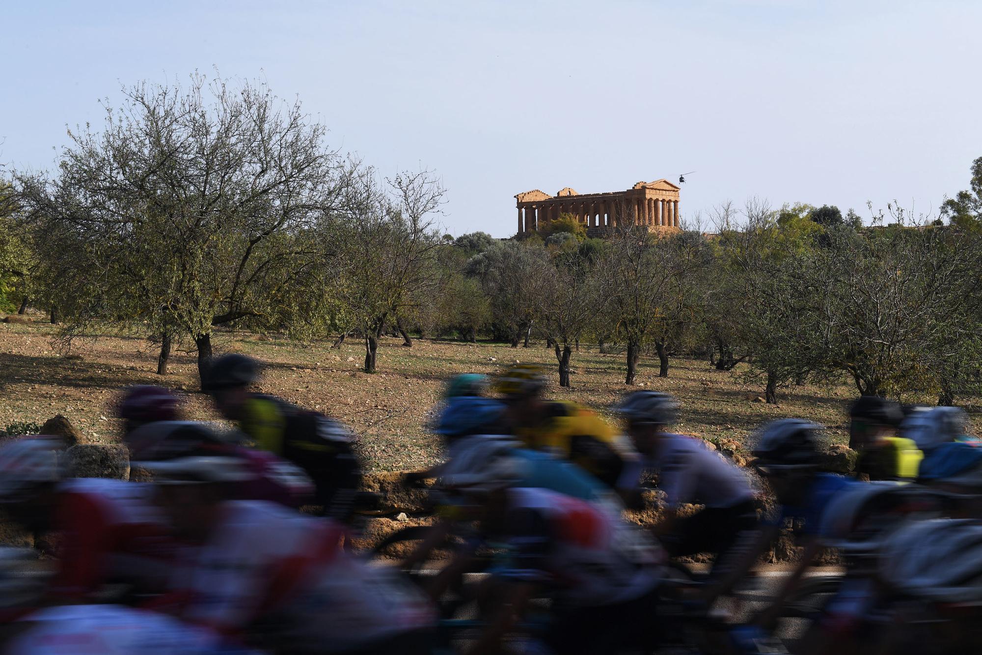De renners reden voorbij de 'Valle dei Templi', de vallei van de tempels.