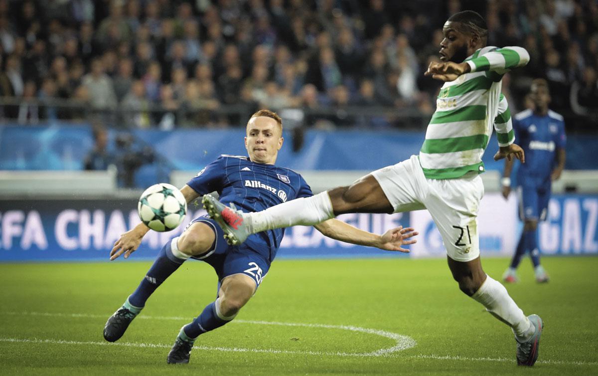 Adrien Trebel in een fel duel met Olivier Ntcham in de met 0-3 verloren wedstrijd tegen Celtic.
