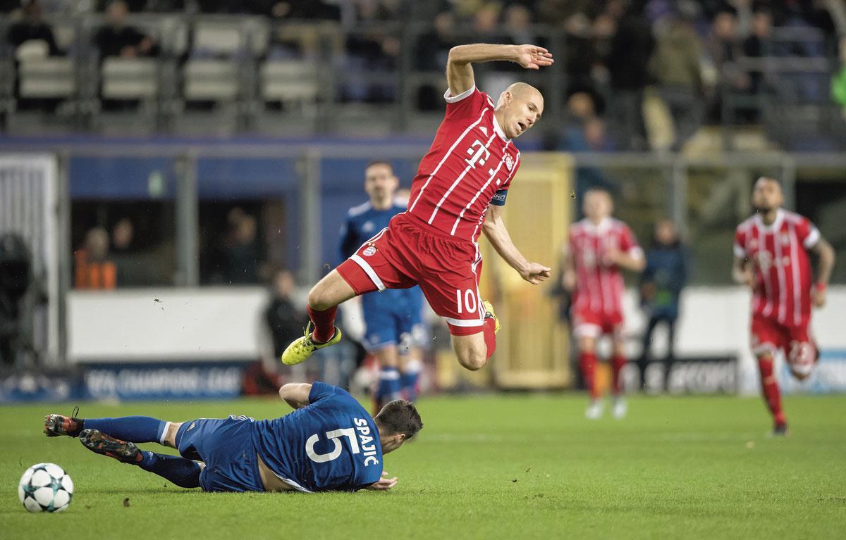 Uros Spajic torpedeert Bayernaanvaller Arjen Robben.