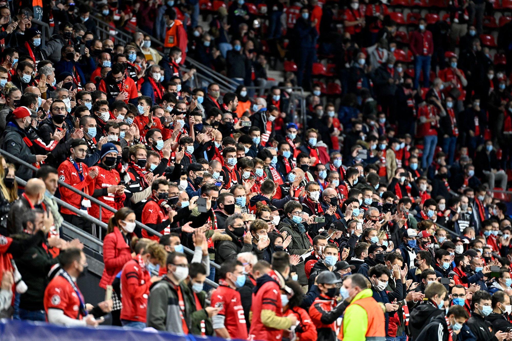 In Rennes zaten de supporters lekker dicht bij elkaar. Gelukkig nog met mondmasker