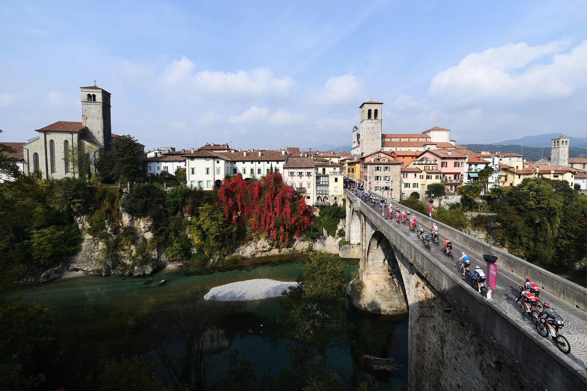 De renners rijden Friuli binnen