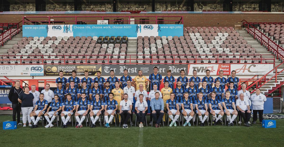 De officiële ploegfoto van Aalbeke Sport in het Guldensporenstadion van KV Kortrijk.