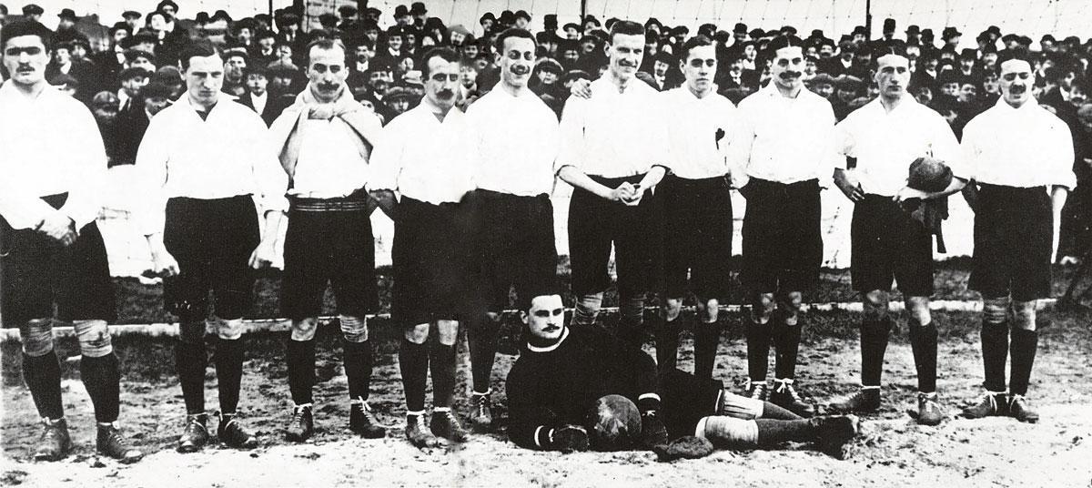 De kampioenenploeg van Daring in 1912, met Armand Swartenbroeks helemaal links en zijn vriend en latere burgemeester Oscar Bossaert vijfde van links.