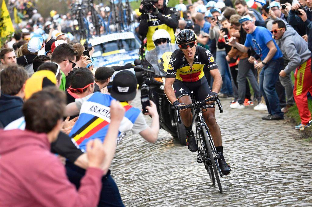 Philippe Gilbert remporte le Tour des Flandres en 2017 après un solo de plus de 50 kilomètres sous les couleurs nationales belges.