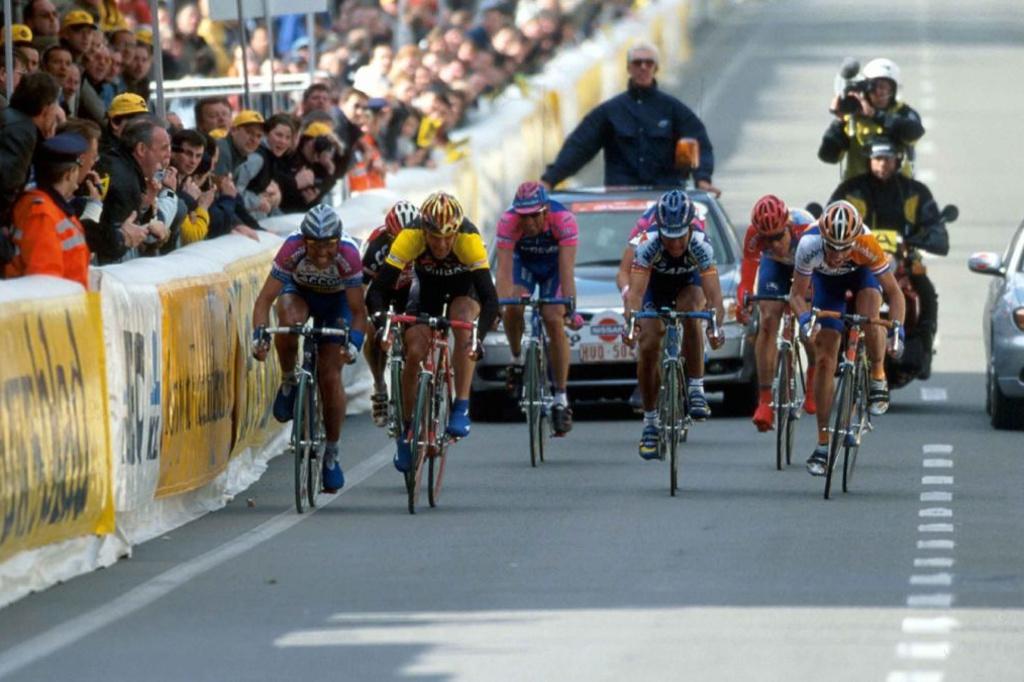 Bortolami vainqueur en 2001 d'un Ronde bien décevant devant Dekker et Zanete. L'édition la plus rapide de l'histoire.