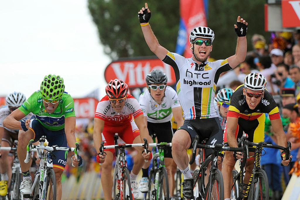 Mark Cavendish devance Philippe Gilbert (à droite) au Cap Fréhel lors de la cinquième étape du Tour de France 2011.