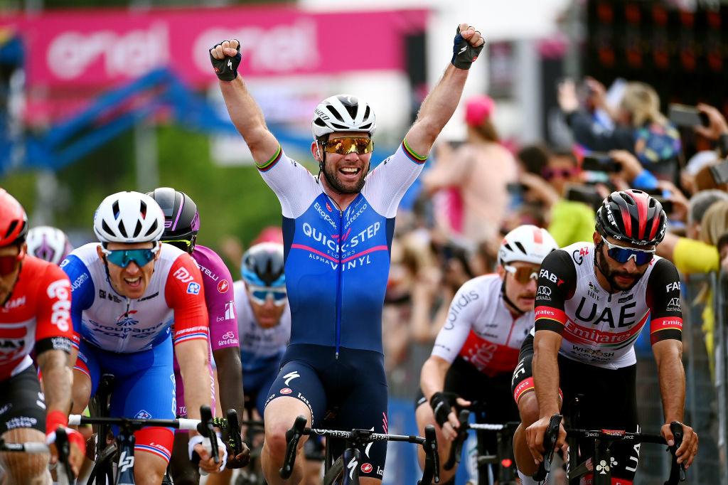 Neuf ans après son dernier bouquet au Giro sous les couleurs de Quick.Step déjà, Mark Cavendish a remis le couvert lors de la 3e étape de ce Tour d'Italie 2022 en devançant Démare et Gaviria au sprint.