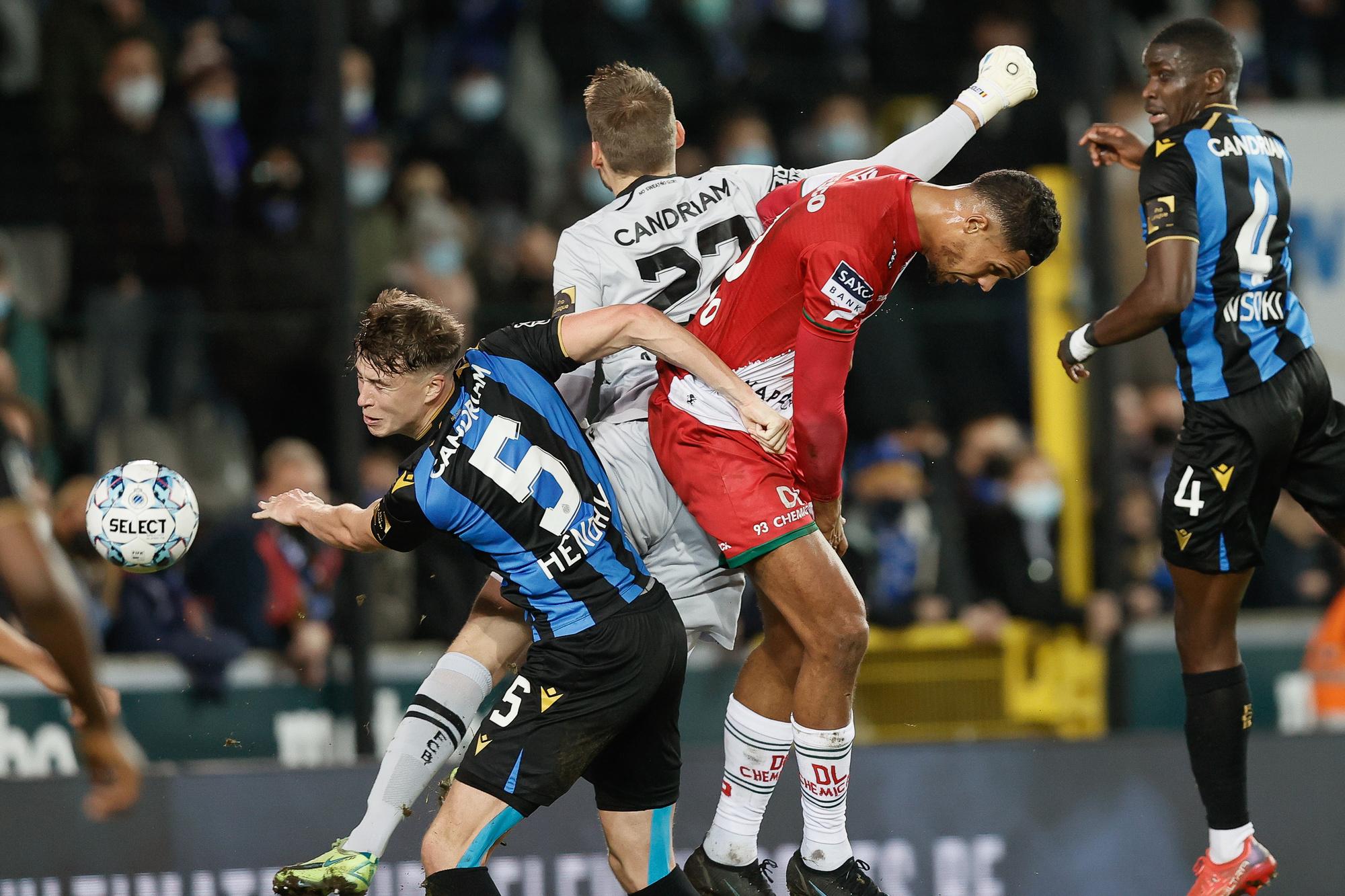 Jack Hendry (à gauche) et Stanley Nsoki (à droite), deux recrues défensives (onéreuses) de l'été qui ont alterné le bon et le beaucoup moins bon pour leur première saison en Blauw en Zwart.