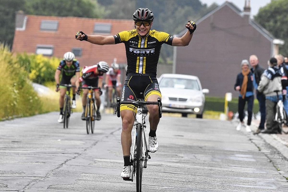 Remco Evenepoel schreeuwt het uit: hij heeft zijn allereerste zege als coureur beet, in Bollebeek-Asse, op 1 juli 2017