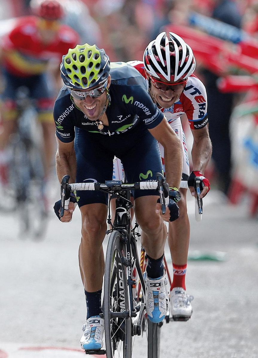 Alejandro Valverde wint een sprint (voor de tweede plaats) tegen Joaquim Rodríguez tijdens de Vuelta van 2013.