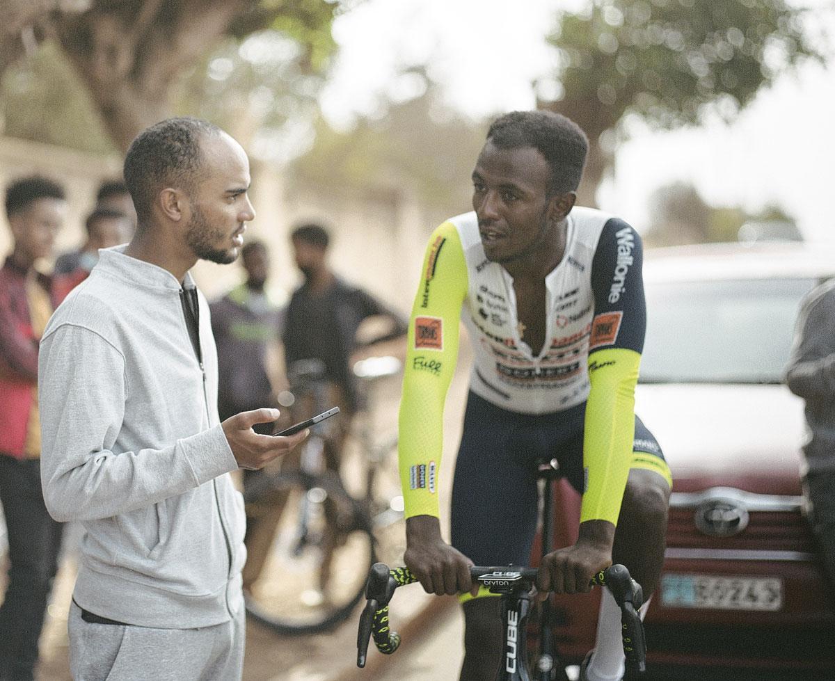 Biniam Girmay, bijgestaan door zijn trouwe vriend Yael, bereidt zich voor op een tijdrit in Eritrea.