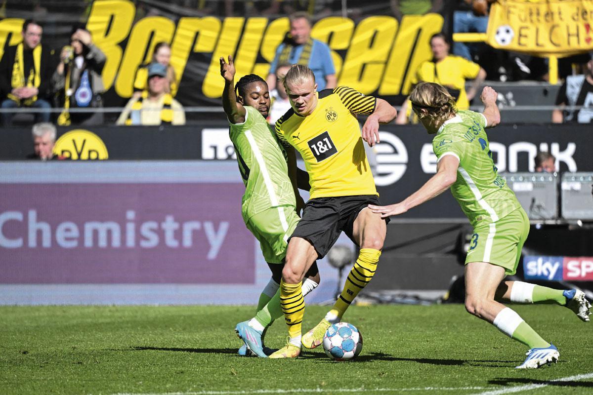 Sebastiaan Bornauw probeert samen met Ridle Baku Dortmundspits Erling Haaland af te stoppen, die inmiddels voor Manchester City speelt.
