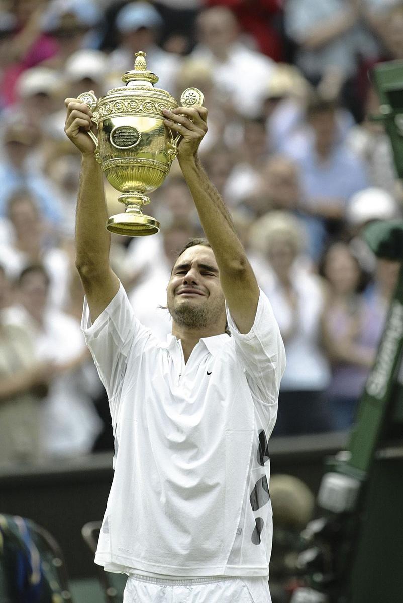 Roger Federer après la premier de ses huit sacres londoniens, en 2003.