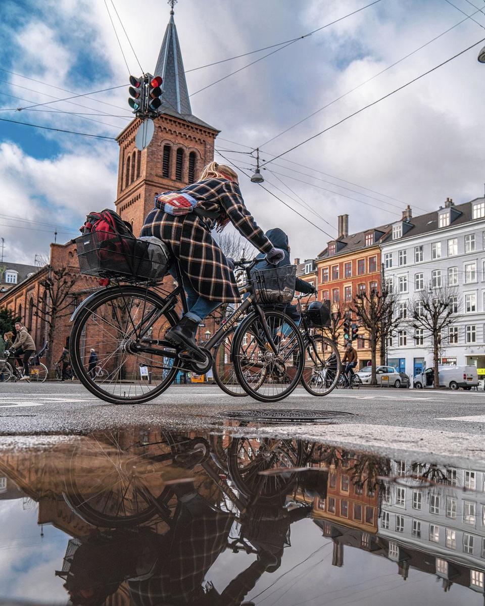 À Copenhague, le vélo est un mode de vie. À gauche, le trafic cycliste sur le fameux Pont de la Reine Louise.