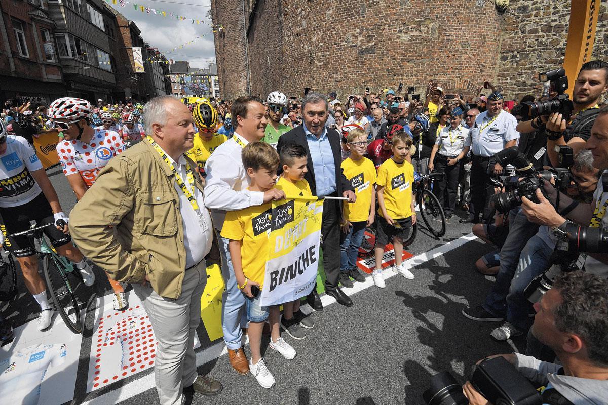 Laurent Devin, le bourgmestre de Binche, à la droite du Roi Eddy lors du départ de la troisième étape du Tour 2019 entre Binche et Épernay.