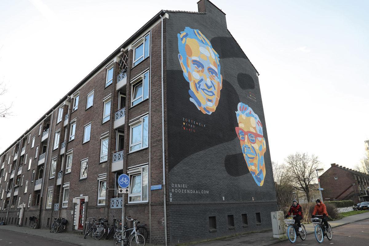 De muurschildering met Joop Zoetemelk en Jan Janssen.