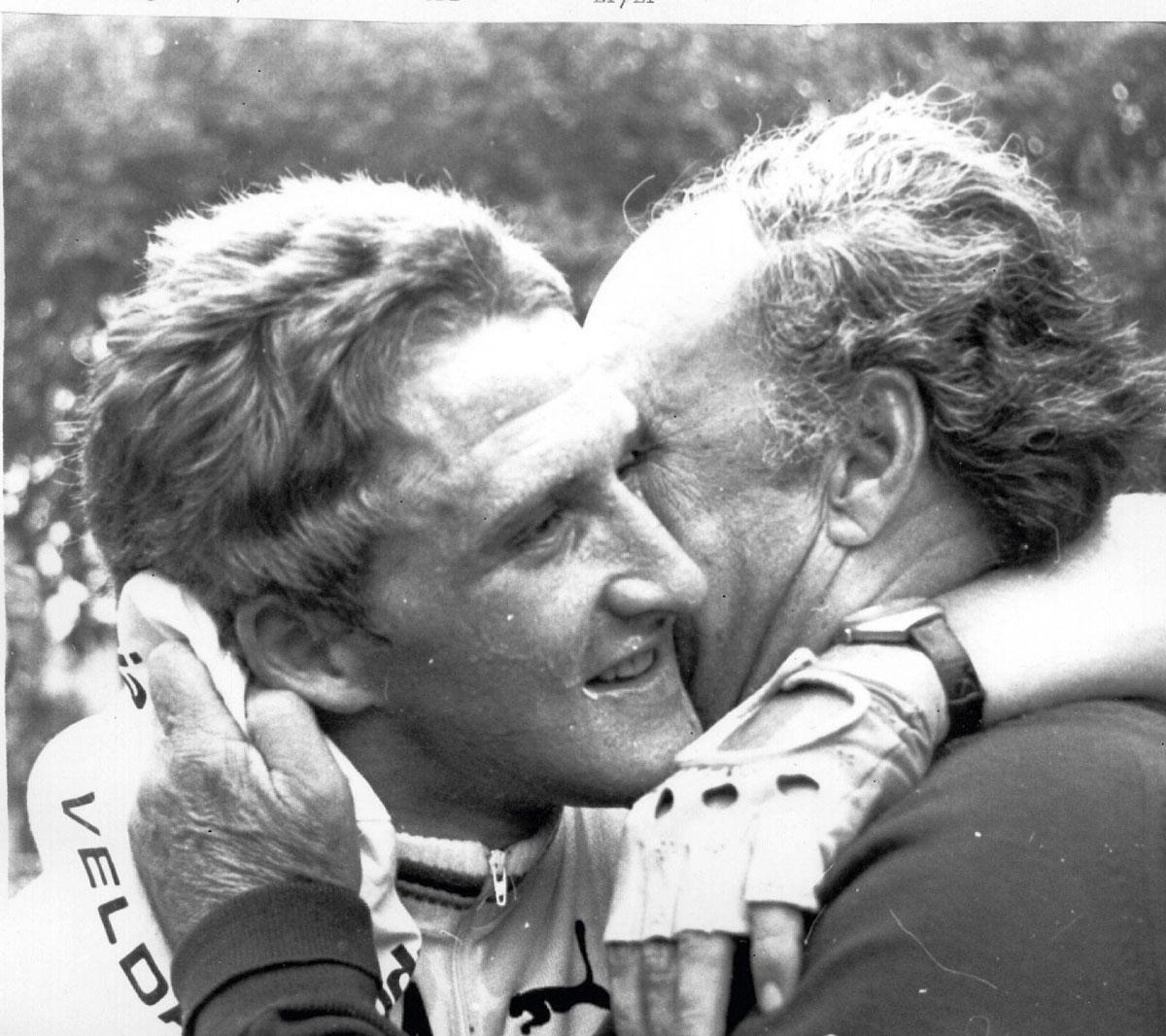 Een omhelzing tussen Freddy Maertens en zijn ploegleider Lomme Driessens, nadat hij de Landenprijs 1976 had gewonnen.