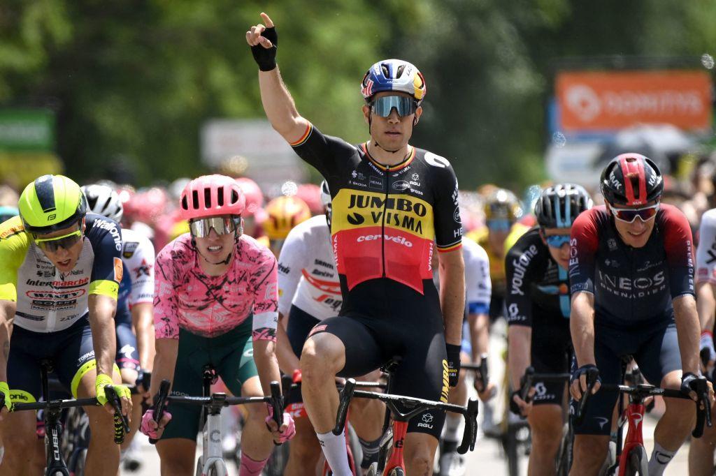 La dernière image de Van Aert dans son maillot tricolore. C'était lors de sa victoire lors de la 1ere étape du Dauphiné Libéré.