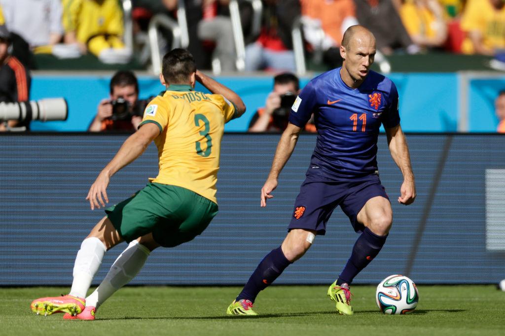 Jason Davidson a souffert contre Arjen Robben lors du deuxième match des Socceroos à la Coupe du monde 2014, contre les Pays-Bas.