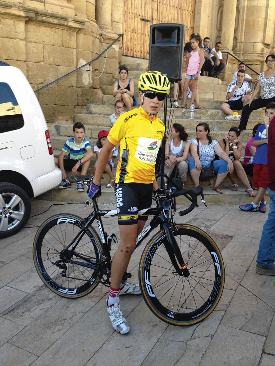 En jaune, en Espagne. Avec un vélo à sa taille désormais.
