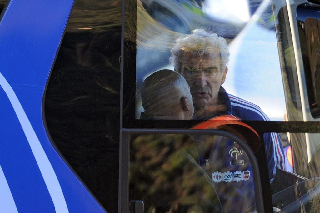 Raymond Domenech en conversation avec Patrice Evra.