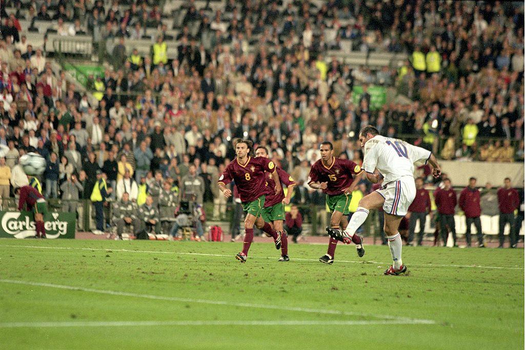 Zidane ne tremble pas au moment de convertir un pénalty contre le Portugal. Un but en or qui propulse les Bleus en finale de l'Euro 2000. C'est bieng !