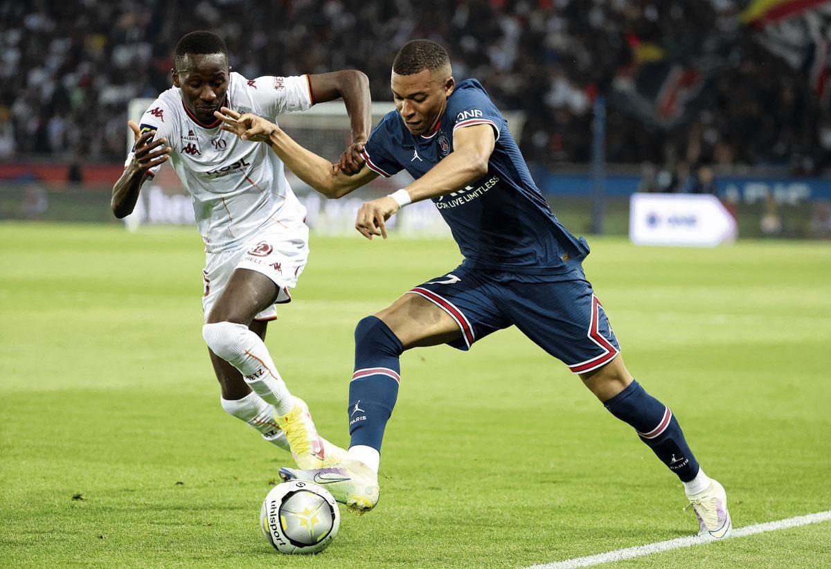Kylian Mbappé dans ses oeuvres face au FC Metz. Le Français a clos sa saison par un triplé.
