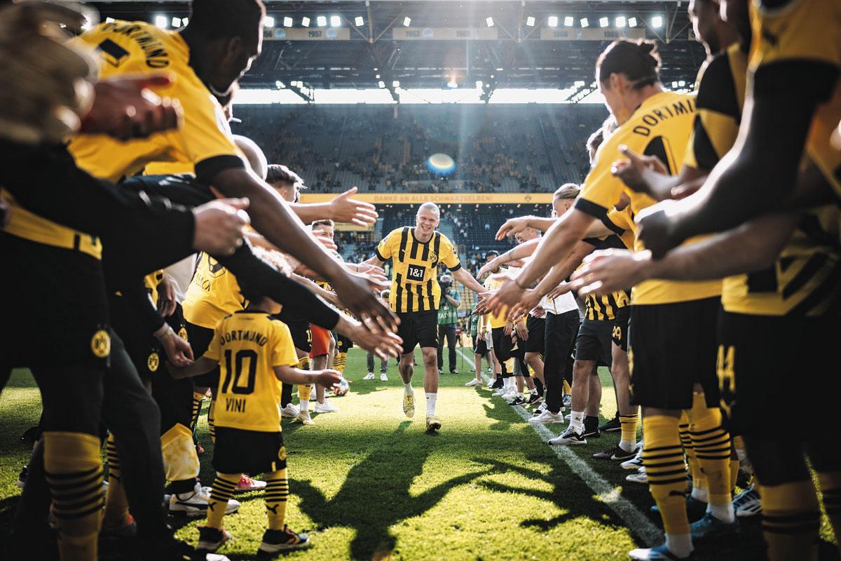 Erling Haaland a eu droit à une haie d'honneur de la part de ses équipiers pour son dernier match au Borussia Dortmund.