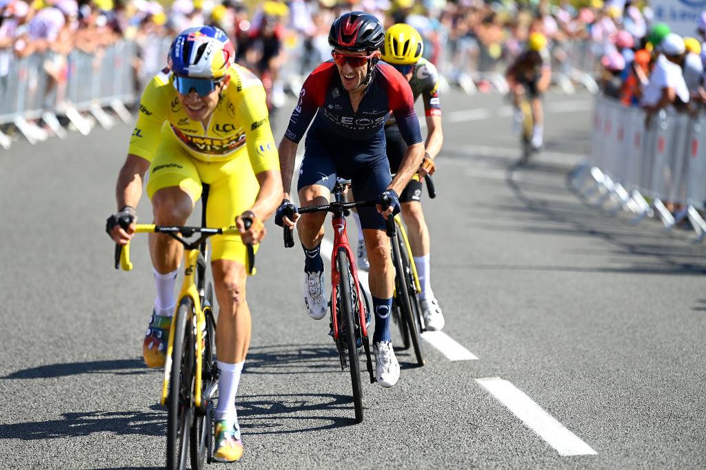 Wout Van Aert emmène Adam Yates et Jonas Vingegaard dans la côte de Cap Blanc-Nez. Il les lâchera au sommet pour aller s'imposer en solitaire.