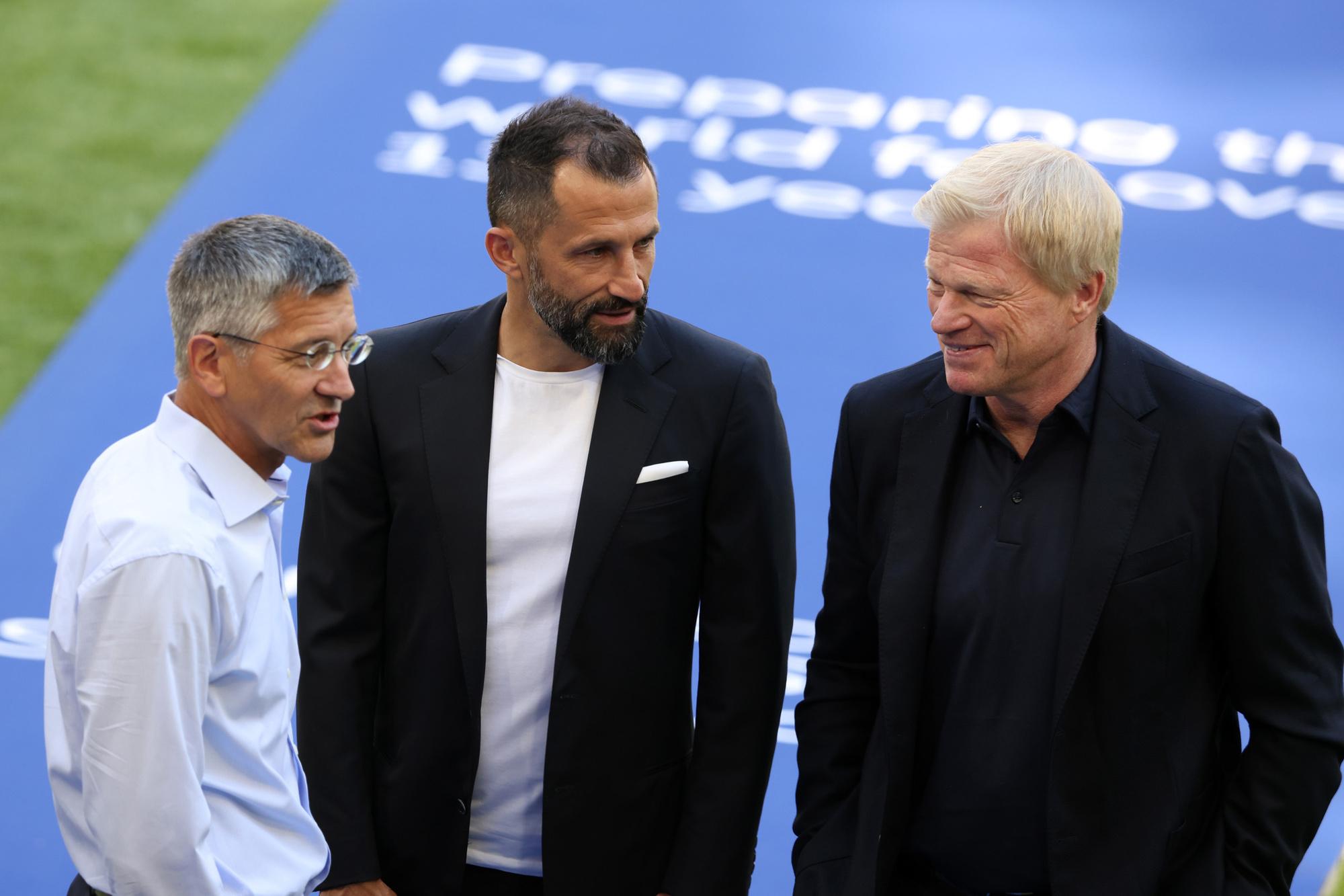 Het nieuwe Bayernbestuur met Herbert Hainer (l), Hasan Salihamidzic (m) en Oliver Kahn (r).
