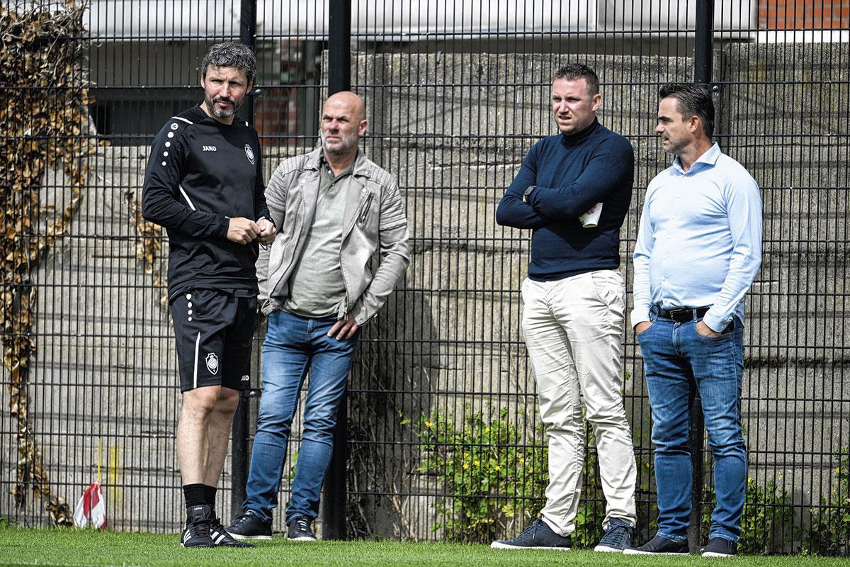 Mark van Bommel (links) en Marc Overmars (uiterst rechts) tijdens de voorbereiding van Antwerp FC.