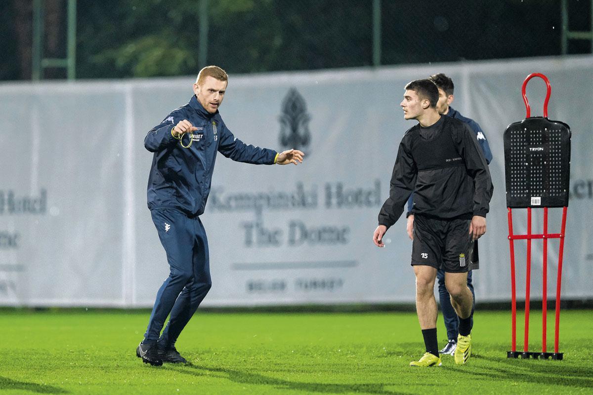Charleroitrainer Will Still is veel bezig met de jonge Anthony Descotte.
