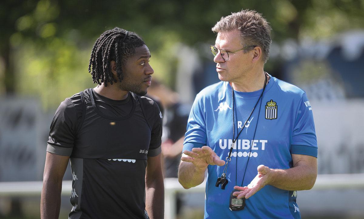 Bij Charleroi zijn ze in de wolken met assistent-trainer Rudi Cossey, hier in gesprek met Joris Kayembe.