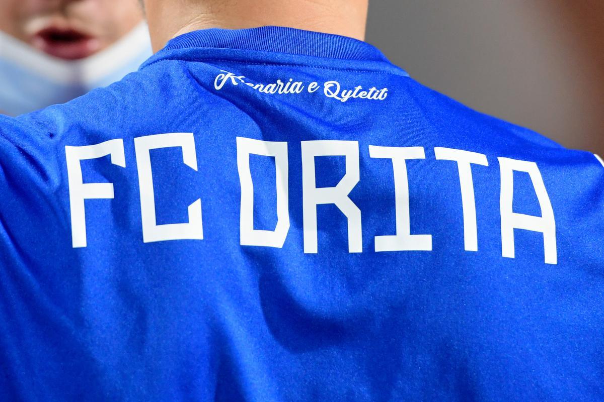 De clubkleuren van FC Drita zijn wel degelijk blauw en wit.