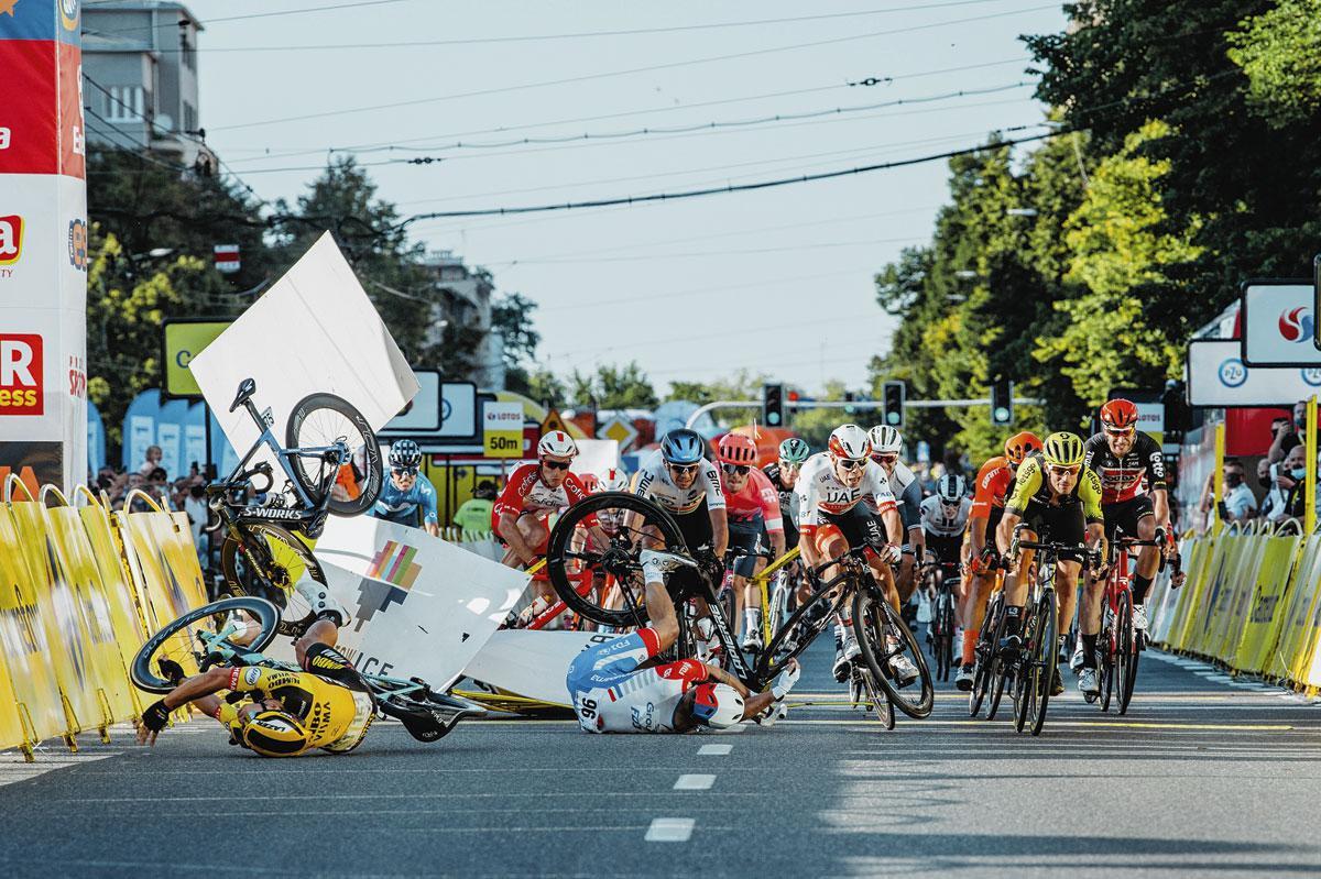 La fameuse chute du Tour de Pologne 2020. Fabio Jakobsen a volé au-dessus des barrières sur la gauche.