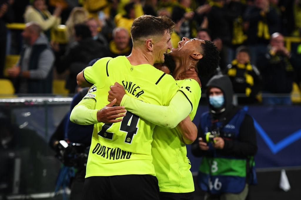 Malen fête le but de la victoire de Dortmund en compagnie de Meunier qui était titulaire tout comme Witsel et Thorgan Hazard.
