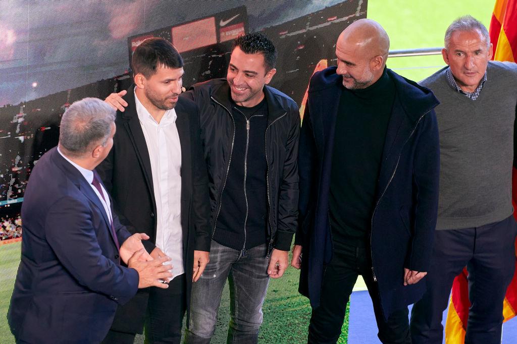 Même Pep Guardiola, son entraîneur à Manchester City, avait fait le déplacement en Catalogne pour saluer Sergio Agüero (ici avec Xavi à sa gauche).