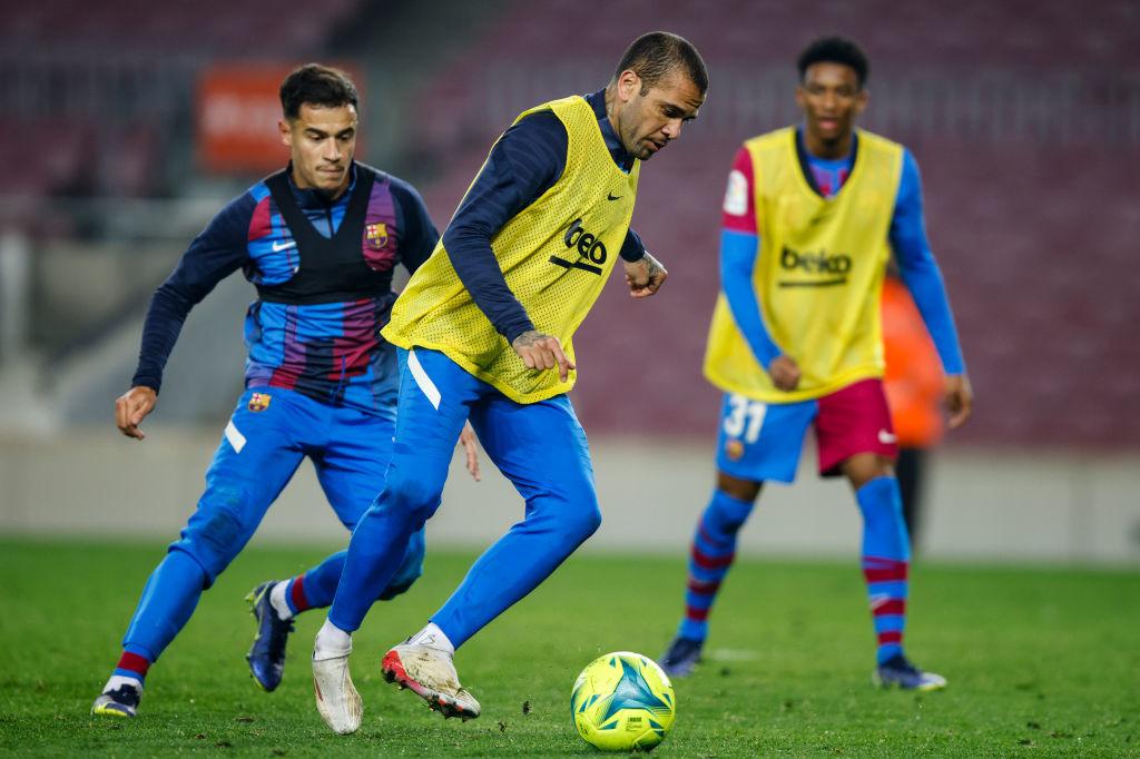 Philippe Coutinho (à gauche) qui ne joue déjà pas beaucoup rejoint Dani Alves sur la liste des contaminés au FC Barcelone.