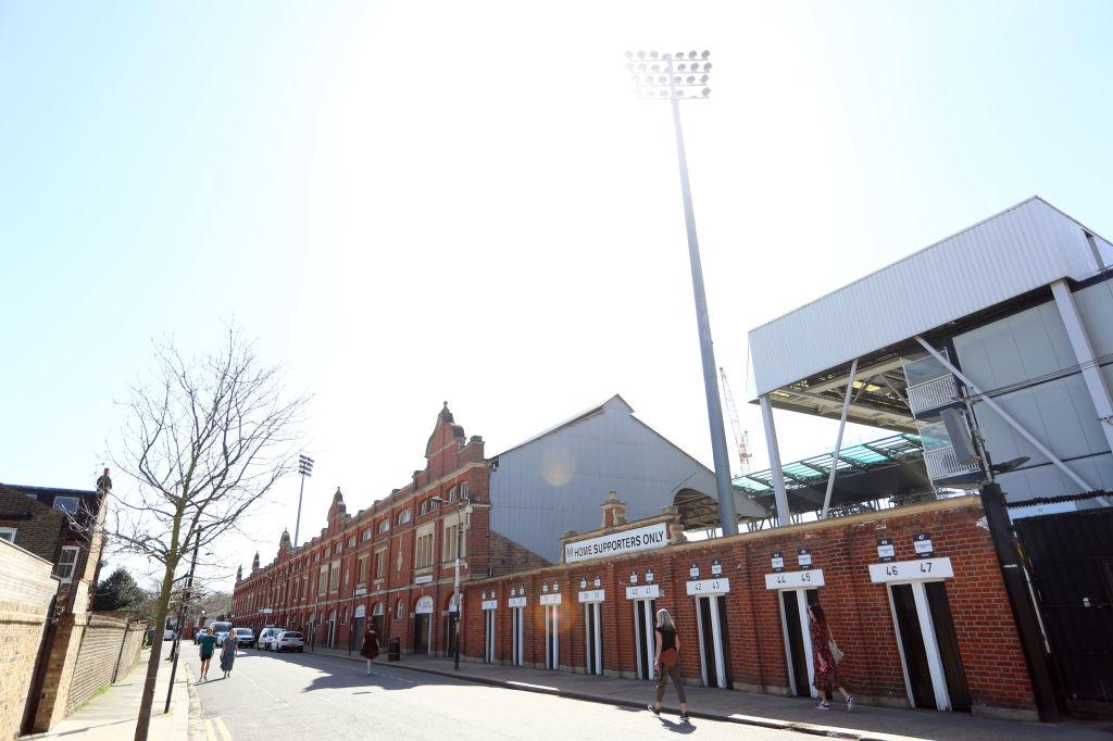 Dans la série, l'entrée de Craven Cottage a été associée à celle de Goodison Park, l'enceinte d'Everton.