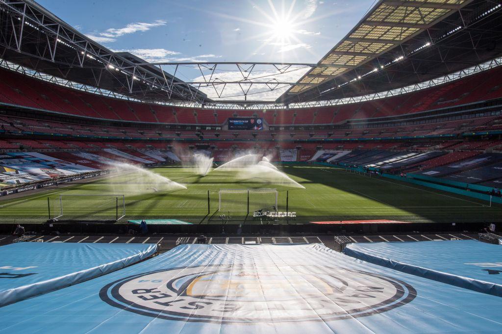 Dans la série, Richmond dispute la demi-finale de la FA Cup contre Manchester City. Pour les besoins du tournage, l'équipe de Ted Lasso a investi Wembley. En raison de la pandémie, les images où l'on voit beaucoup de public dans le stade ont été tournées à l'occasion du Community Shield qui se déroulait avec moins de restrictions. 