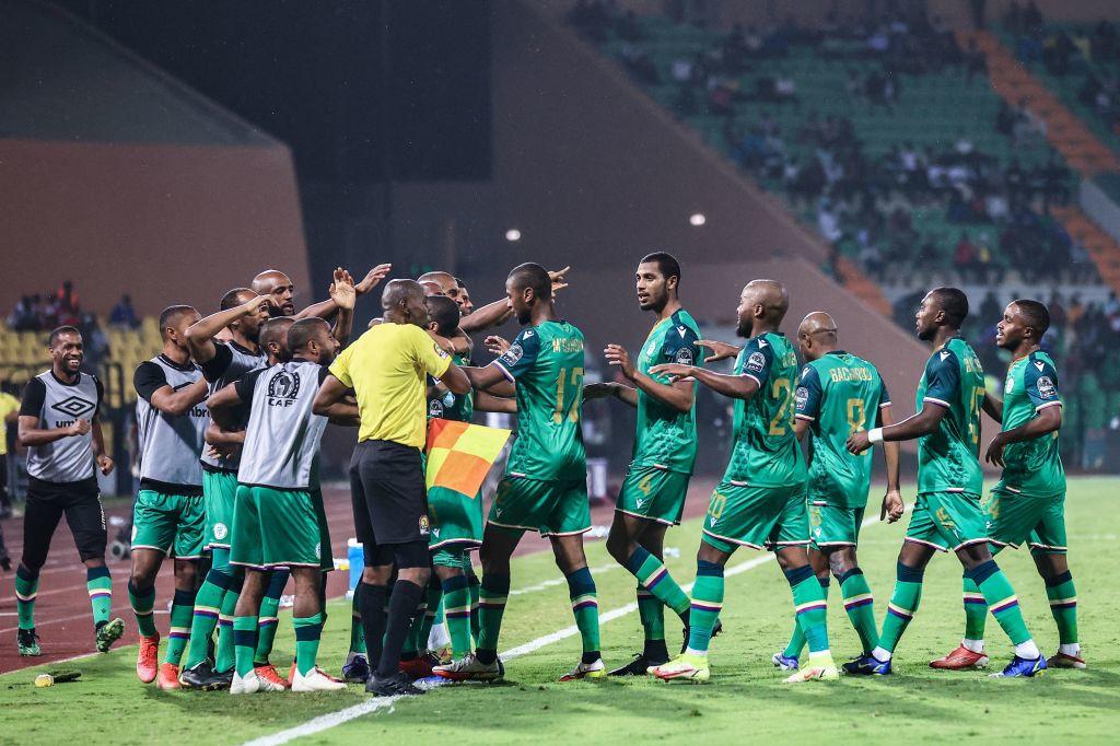 Les Comores s'offrent un bel exploit contre le quadruple vainqueur de la CAN et gardent une mince chance de qualification.