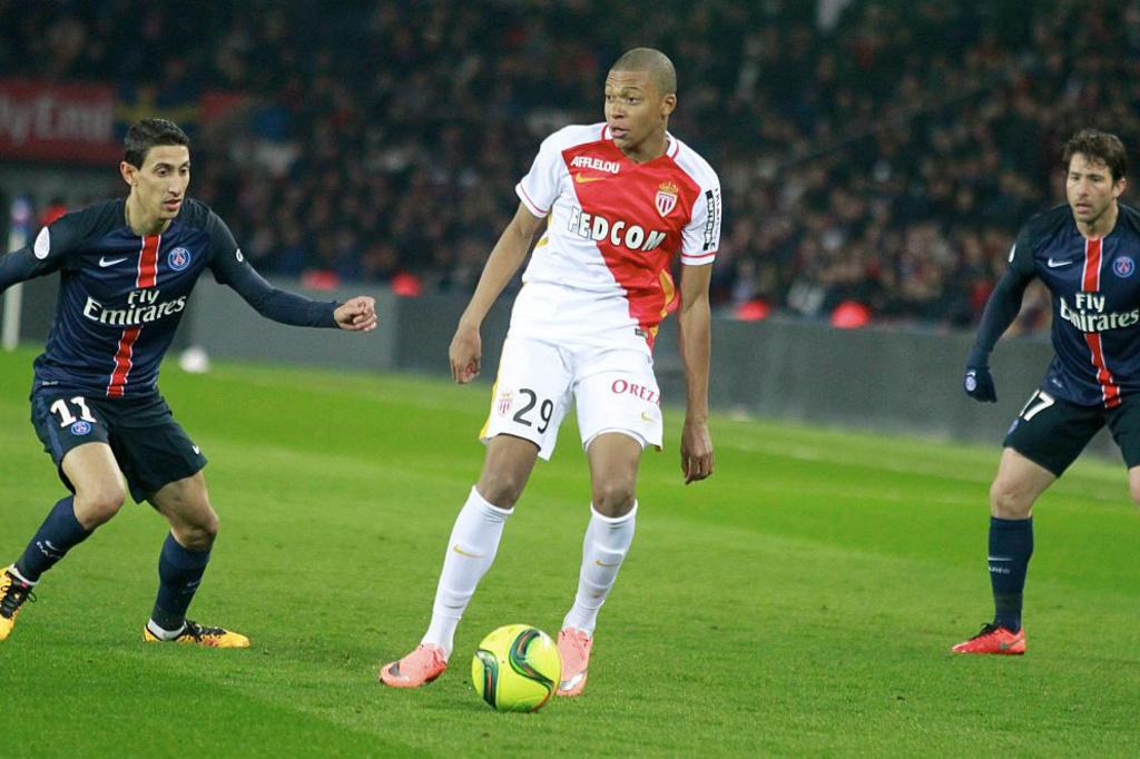 Kylian Mbappé, sous les couleurs monégasques, face à deux futurs partenaires du PSG.