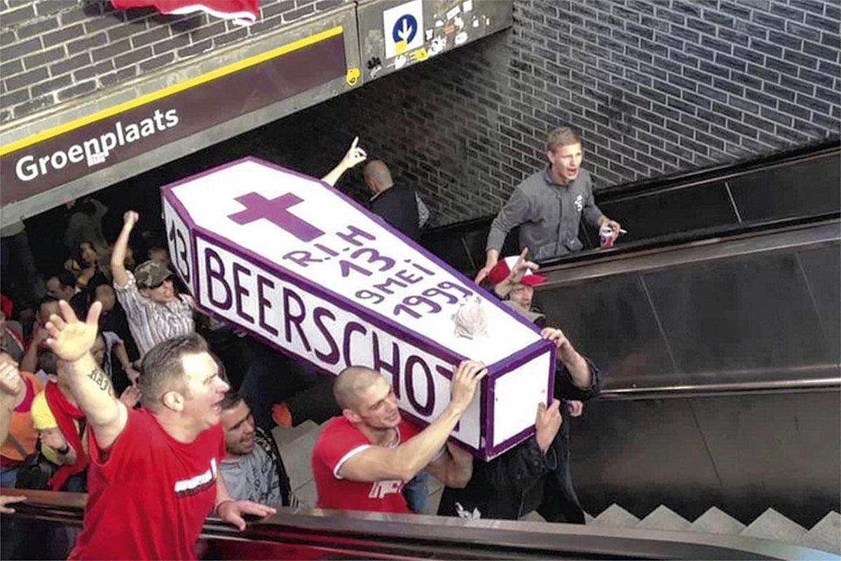 Le derby anversois génère toujours les passions. En mai 2012, les supporters de l'Antwerp ont transporté un cercueil aux couleurs du Beerschot à travers toute la ville.