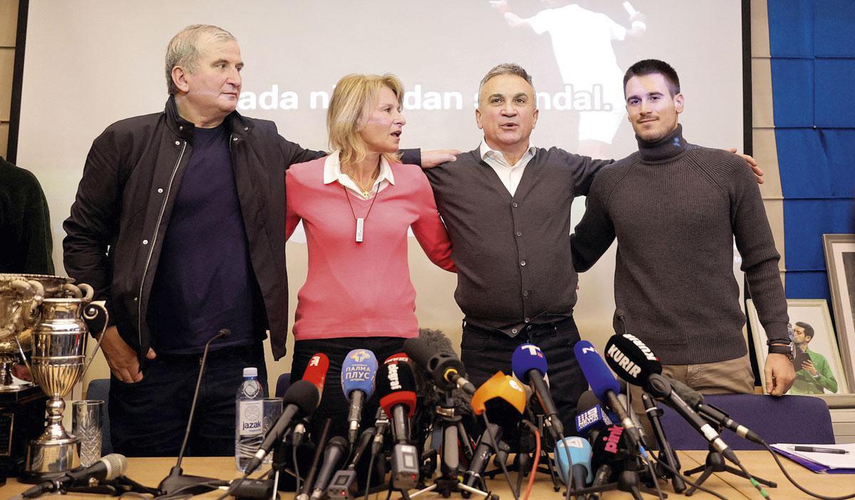 Le clan Djokovic avec, de gauche à droite, son oncle Goran, sa mère Dijana, son père Srdjan et son frère Djordje.