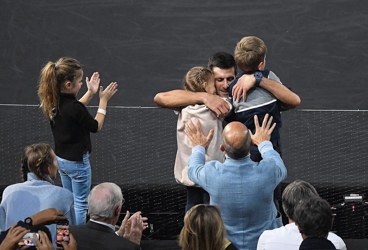 Novak Djokovic embrasse ses enfants, Tara et Stefan. C'est d'abord pour eux que le Serbe continue à tutoyer les sommets à son âge.