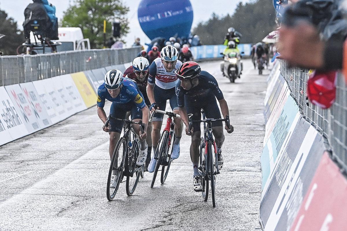 Remco Evenepoel au sprint avec Egan Bernal lors du dernier Giro. 