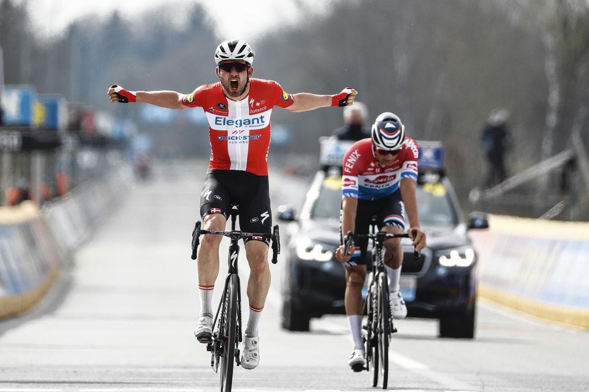 Kasper Asgreen prend la mesure de Mathieu van der Poel à l'arrivée du Tour des Flandres 2021. Un dénouement que personne n'avait vu venir.