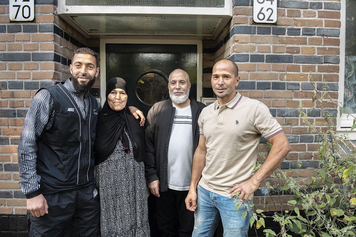 Les frères de Tarik, Omar (à gauche) et Mohammed (à droite), posent devant la maison familiale d'Amsterdam avec leurs parents, Aicha et Messoud.